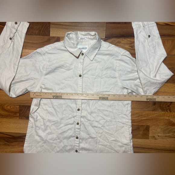 Abercrombie and Fitch Boyfriend Soft Collection Womens Sz Med Beige Button Down - Picture 3 of 7